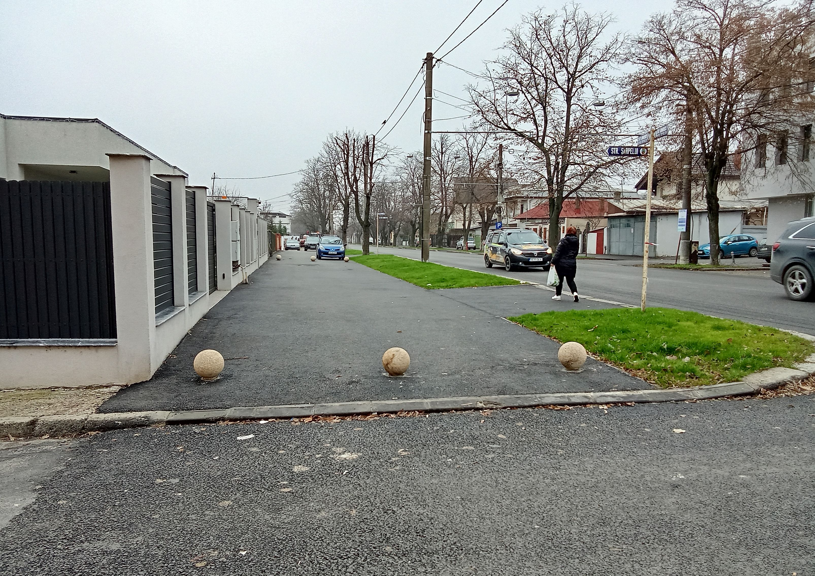 Între realitate şi explicaţiile Primăriei: Ce trebuie să faceţi ca să aveţi bolarzi la graniţele proprietăţii (FOTO)