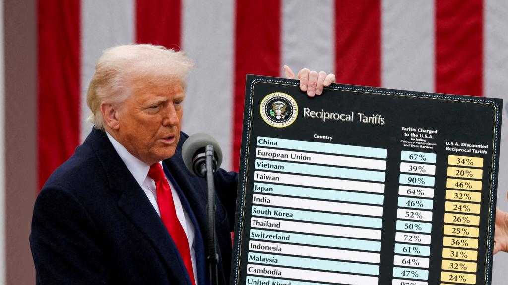 Taxele vamale impuse de Trump, blocate de o instanță federală