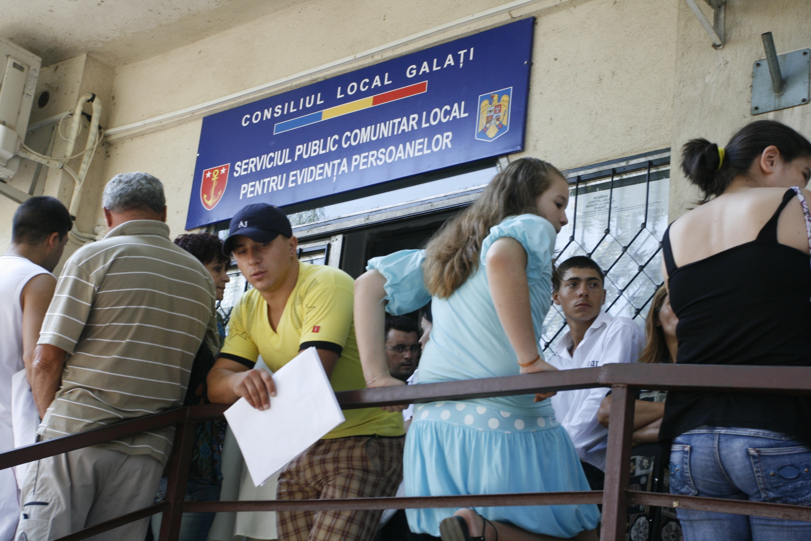 CHINURILE schimbării BULETINULUI la Galaţi/ Personal puţin, COZI IMENSE şi NERVI întinşi la maximum