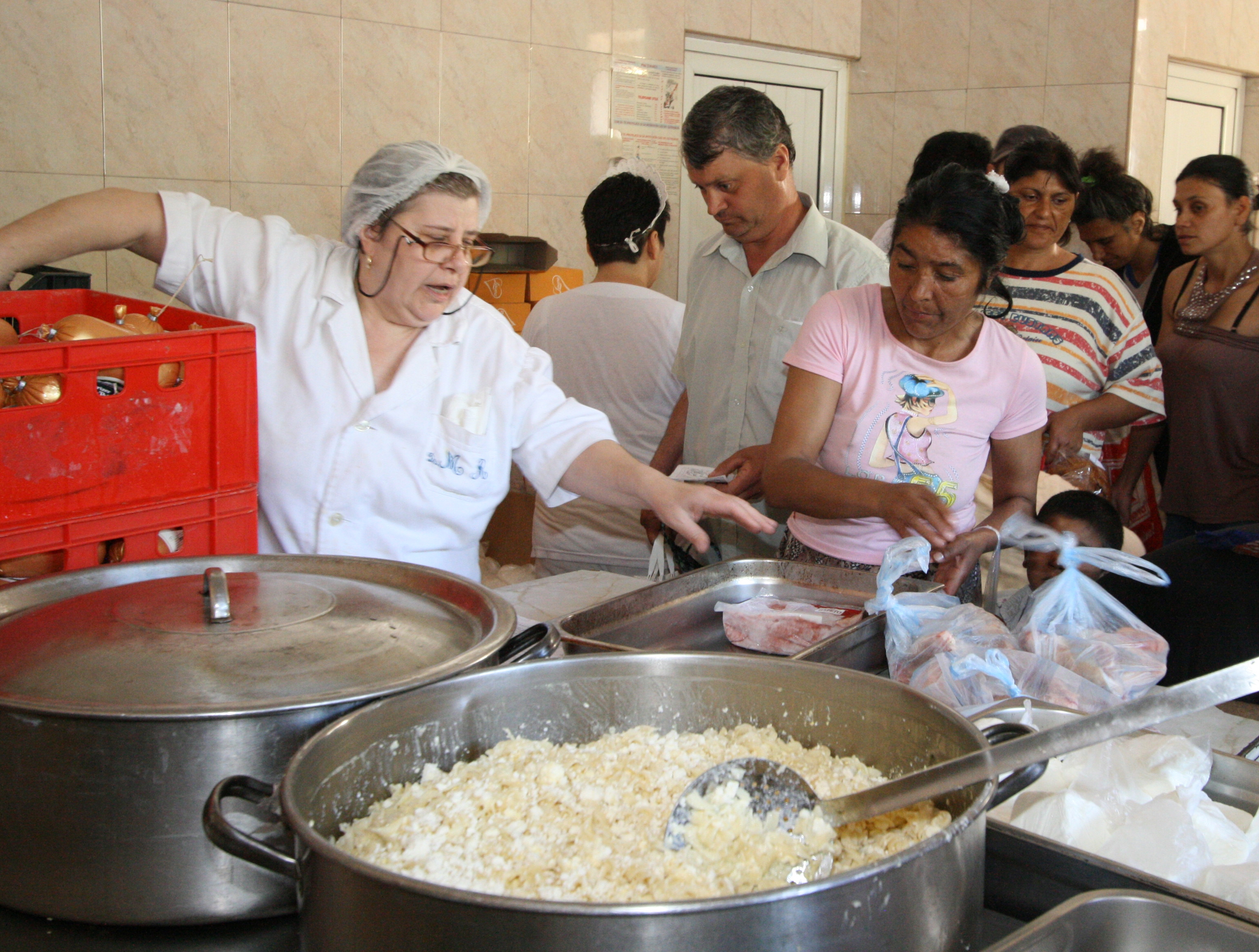 Asistaţii Cantinei de Ajutor Social au primit alimente pentru zilele libere