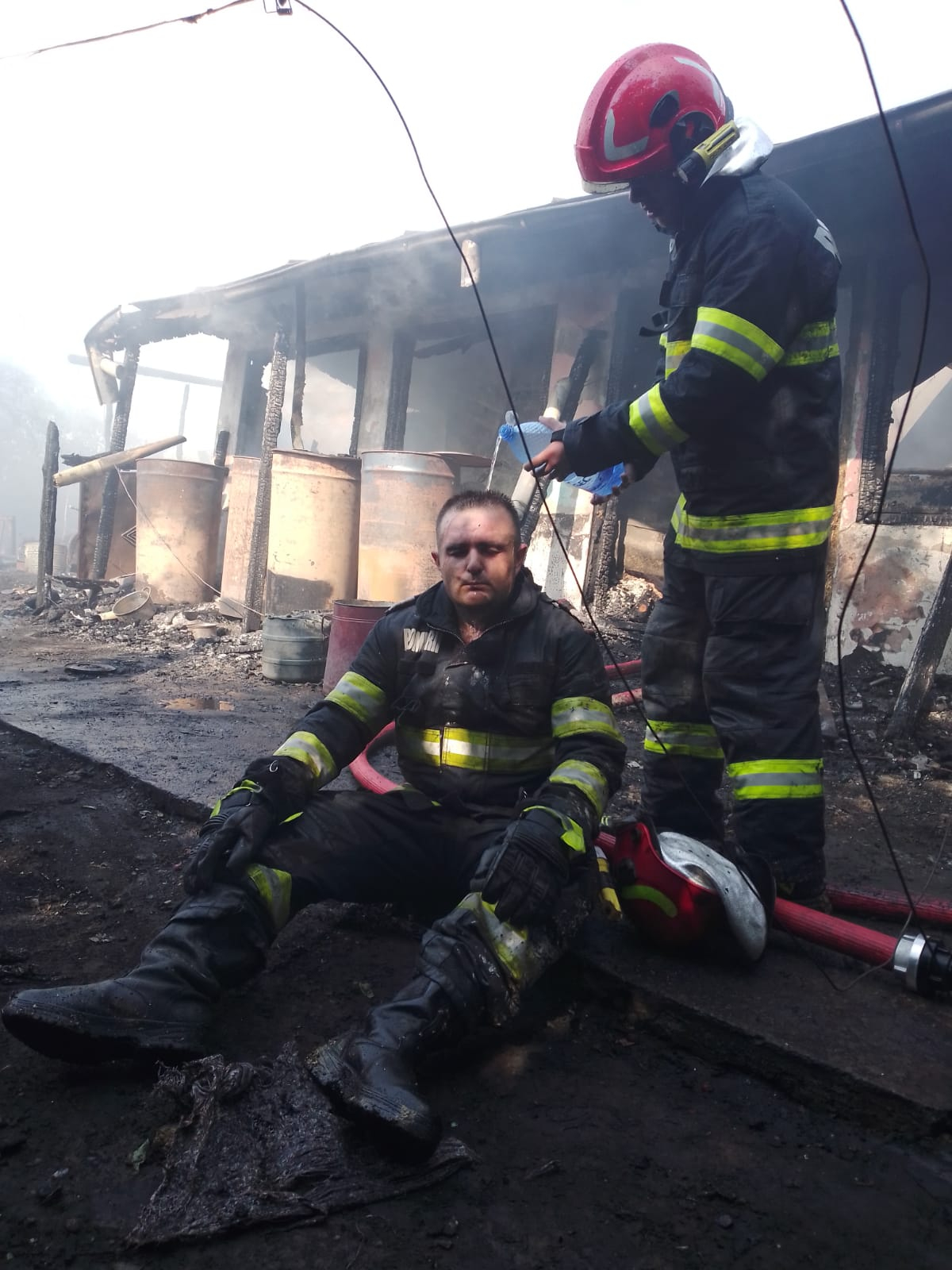 Luptă epuizantă cu focul și canicula! Casa unei femei din județul Galați a ars din temelii (VIDEO)