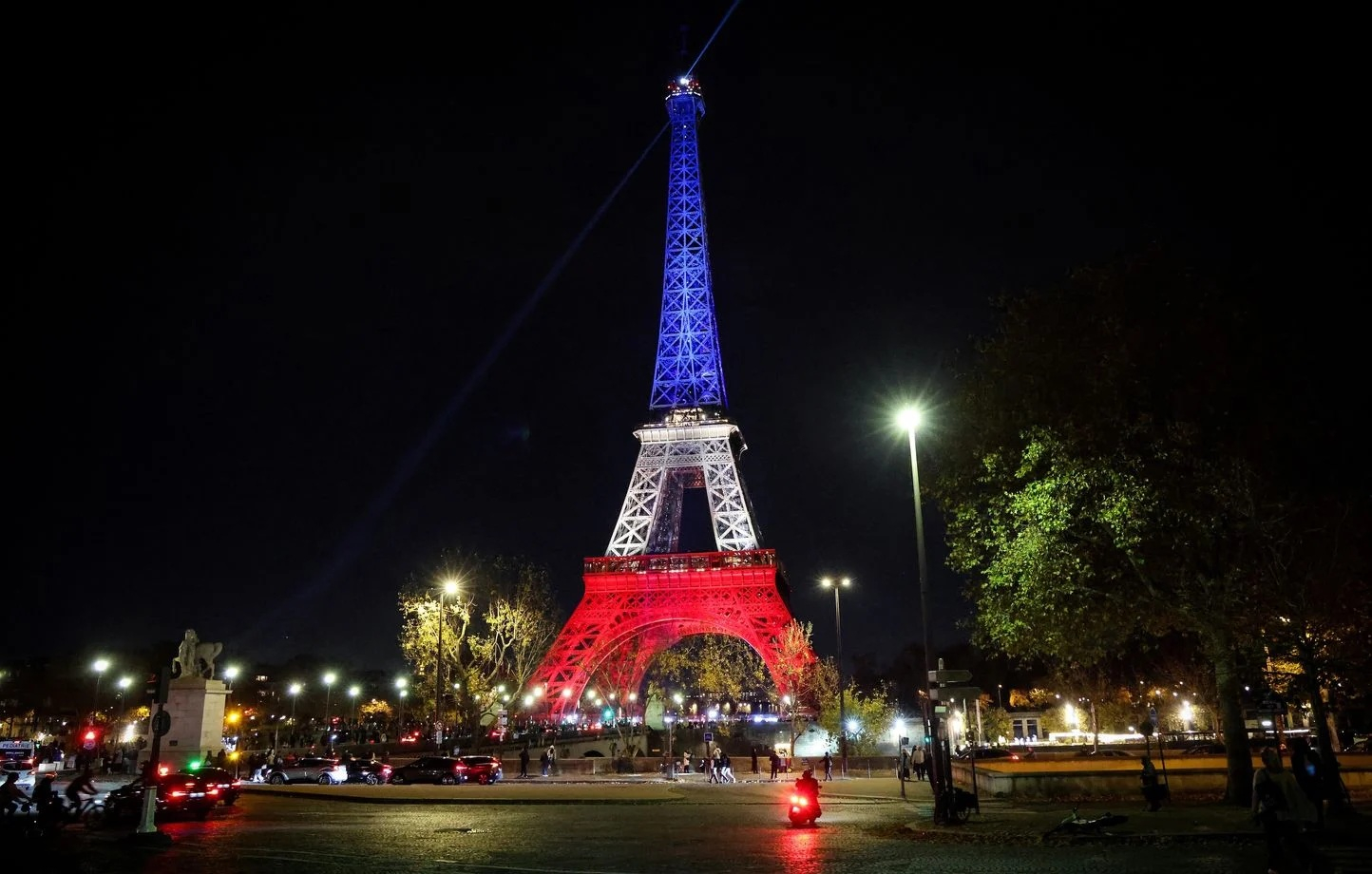 Zece ani de la atentatele care au îndoliat Franța. Peste 130 de morți după atacurile teroriste