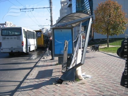 Cu maşina, prin refugiul pentru pietoni 