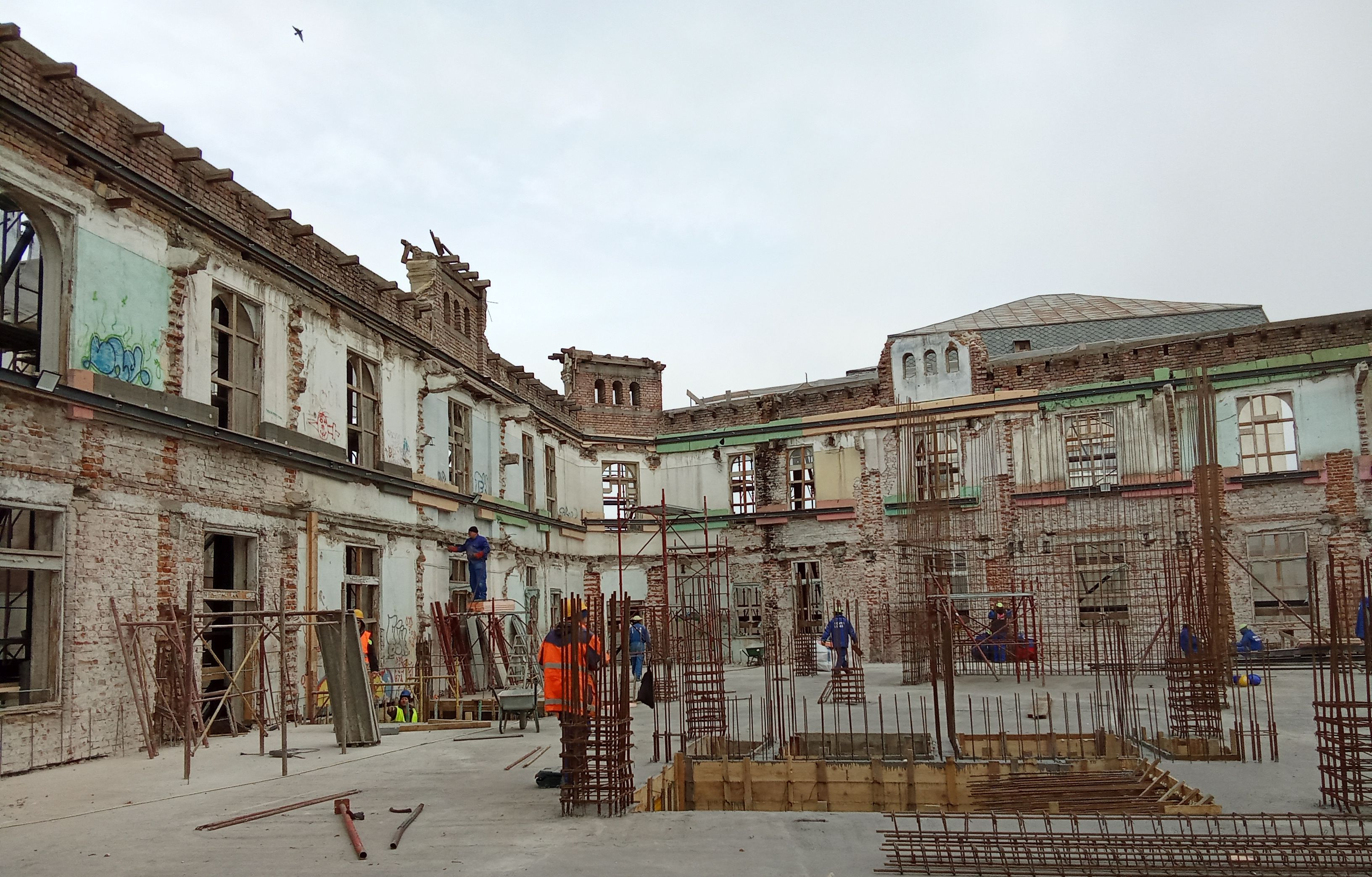 Şantier sub lumina proiectoarelor, la Palatul „Simion Gheorghiu” (FOTO)