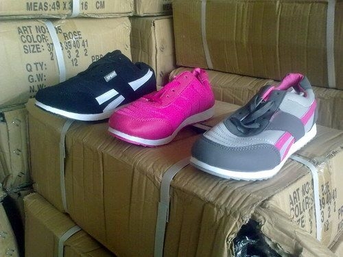 Încălţăminte sport CONTRAFĂCUTĂ - „Chinezării” de zeci de mii de euro, CONFISCATE în vamă