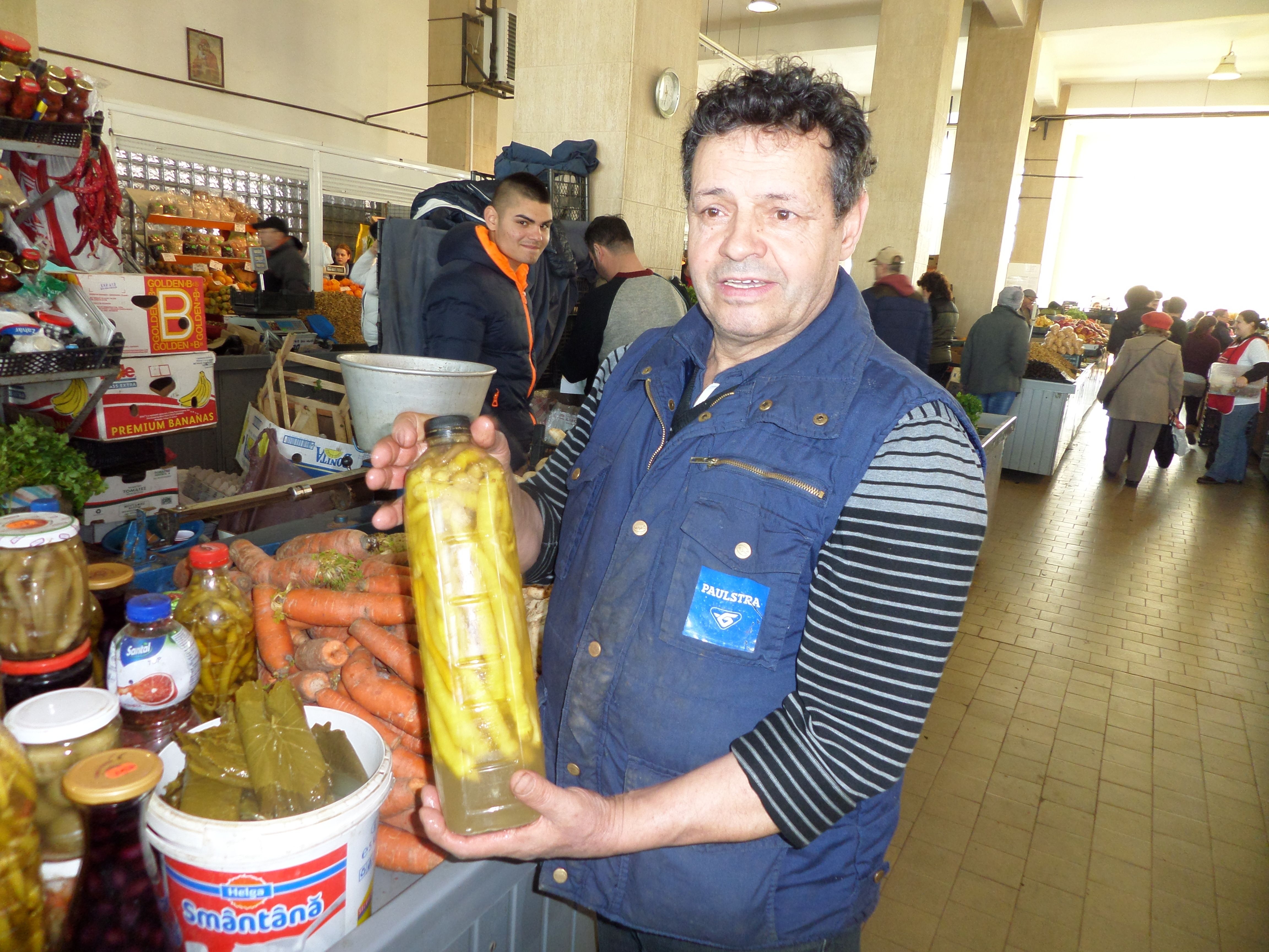 INEDIT! Un gălăţean face artă şi bani din murături