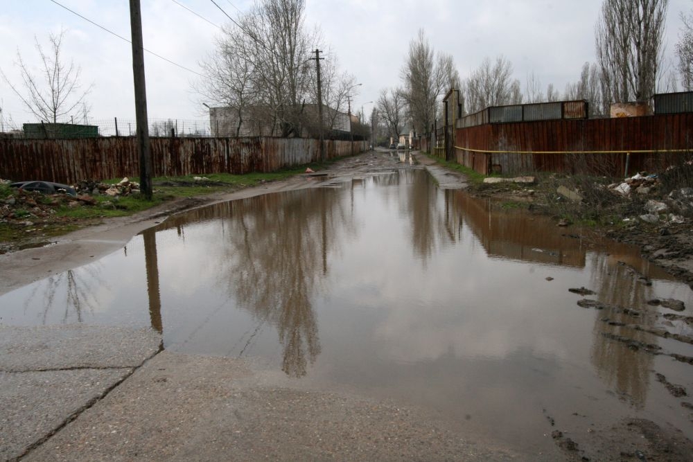 REPORTAJ Dezastru pe strada Vezuviului. Canalizările s-au înfundat şi fac viaţa locuitorilor zonei un adevărat iad