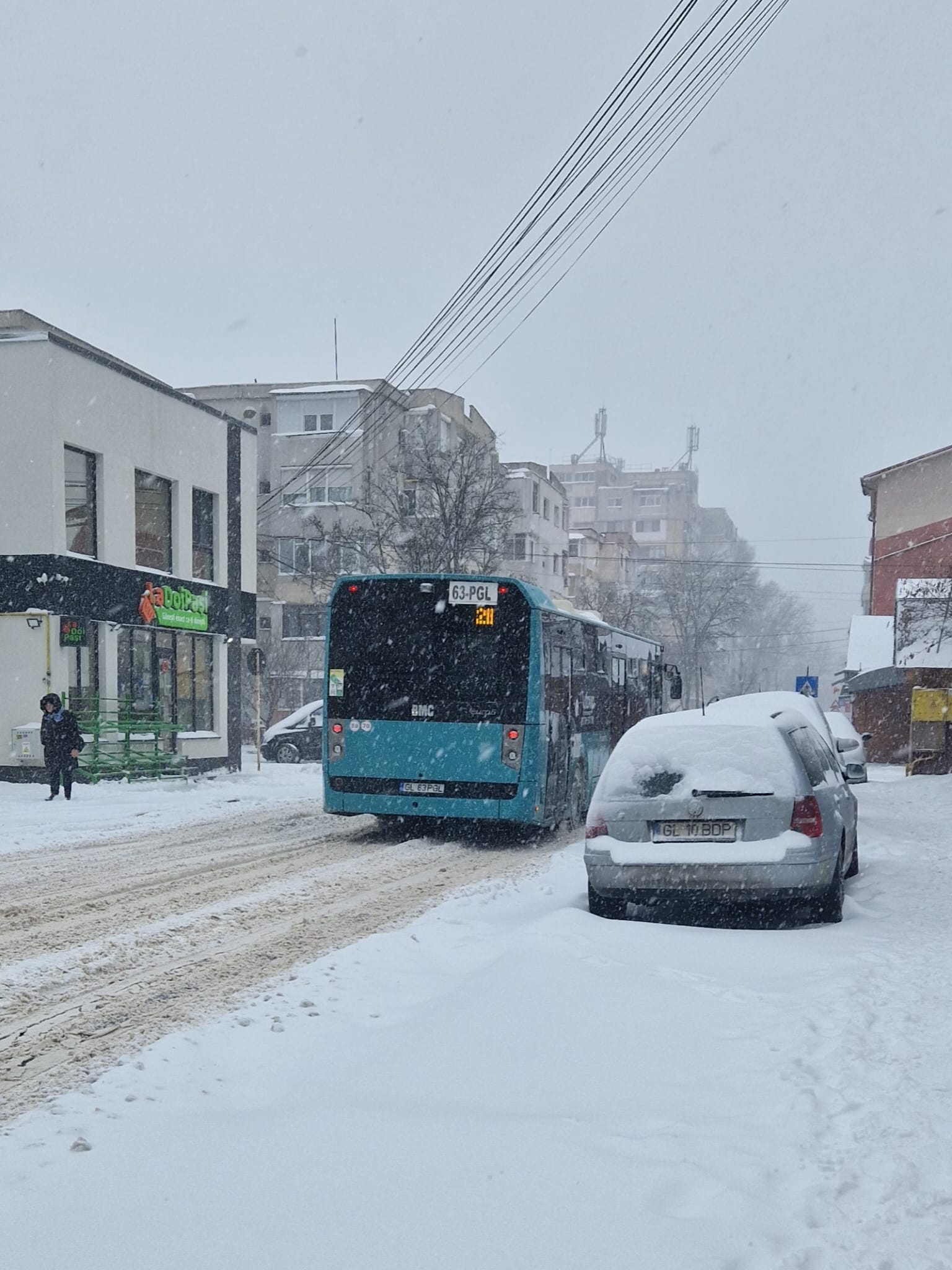 Şcolile din Galaţi și-au mutat cursurile în online, decizia, luată cu întârziere, creând haos pe străzi