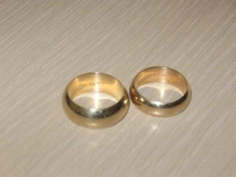 Încerca să vândă verighete din tinichea la preț de aur