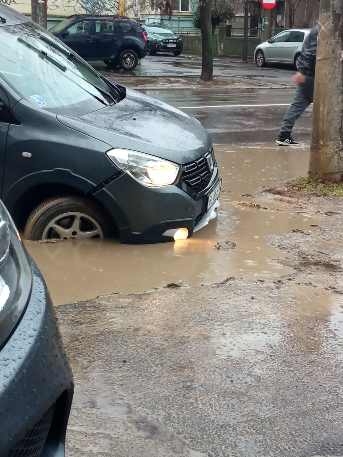 Poza zilei. Bălți cu nămol terapeutic pentru șoferi