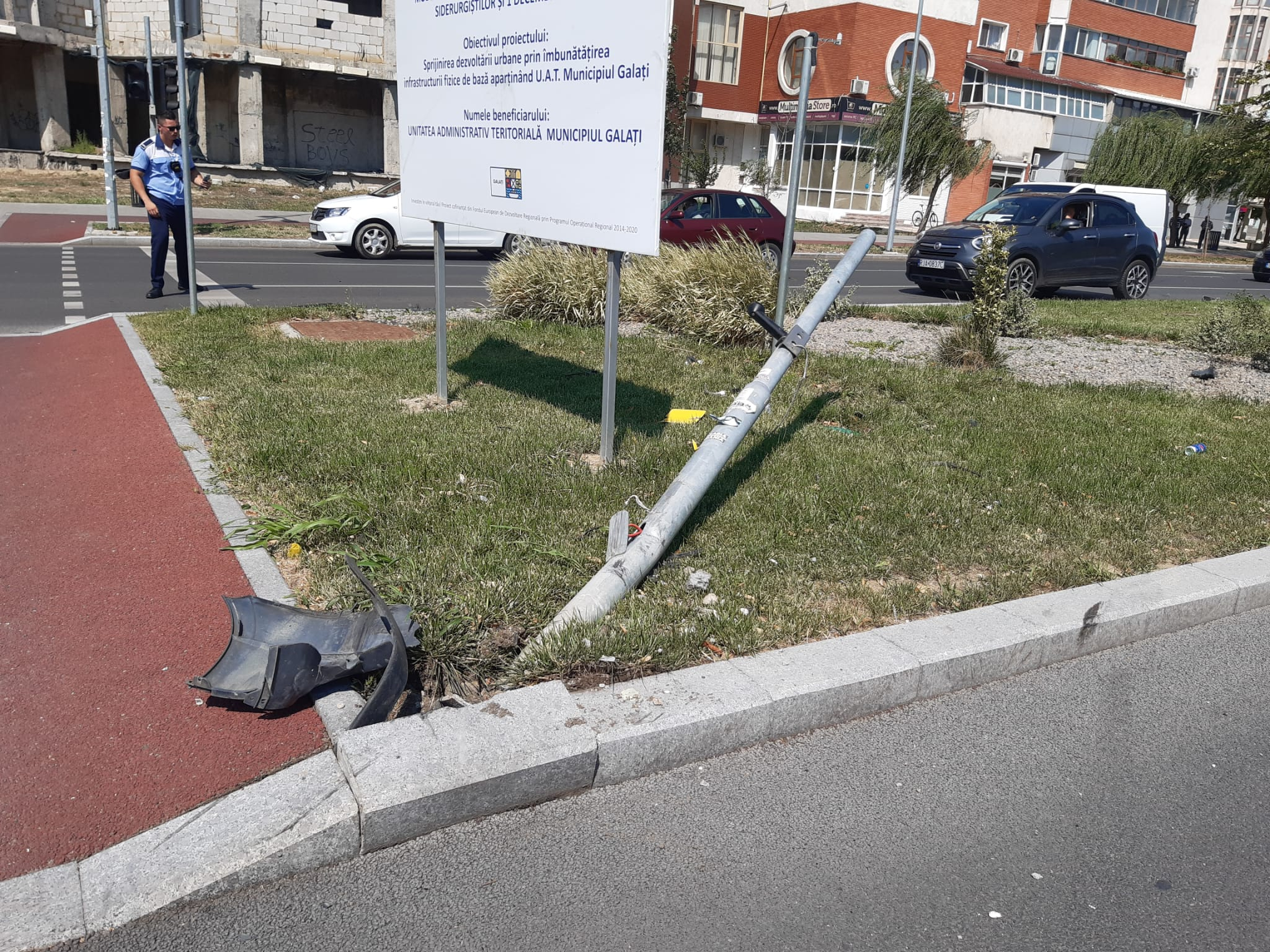 Semafoarele de la Ultimul Leu au fost puse la pământ de un șofer beat (FOTO)