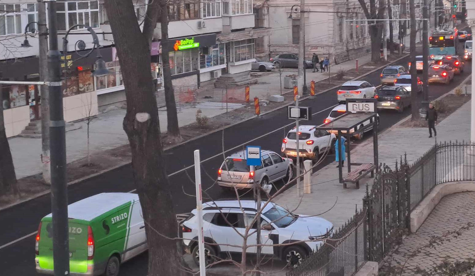 Poza zilei. O stradă aproape pietonală