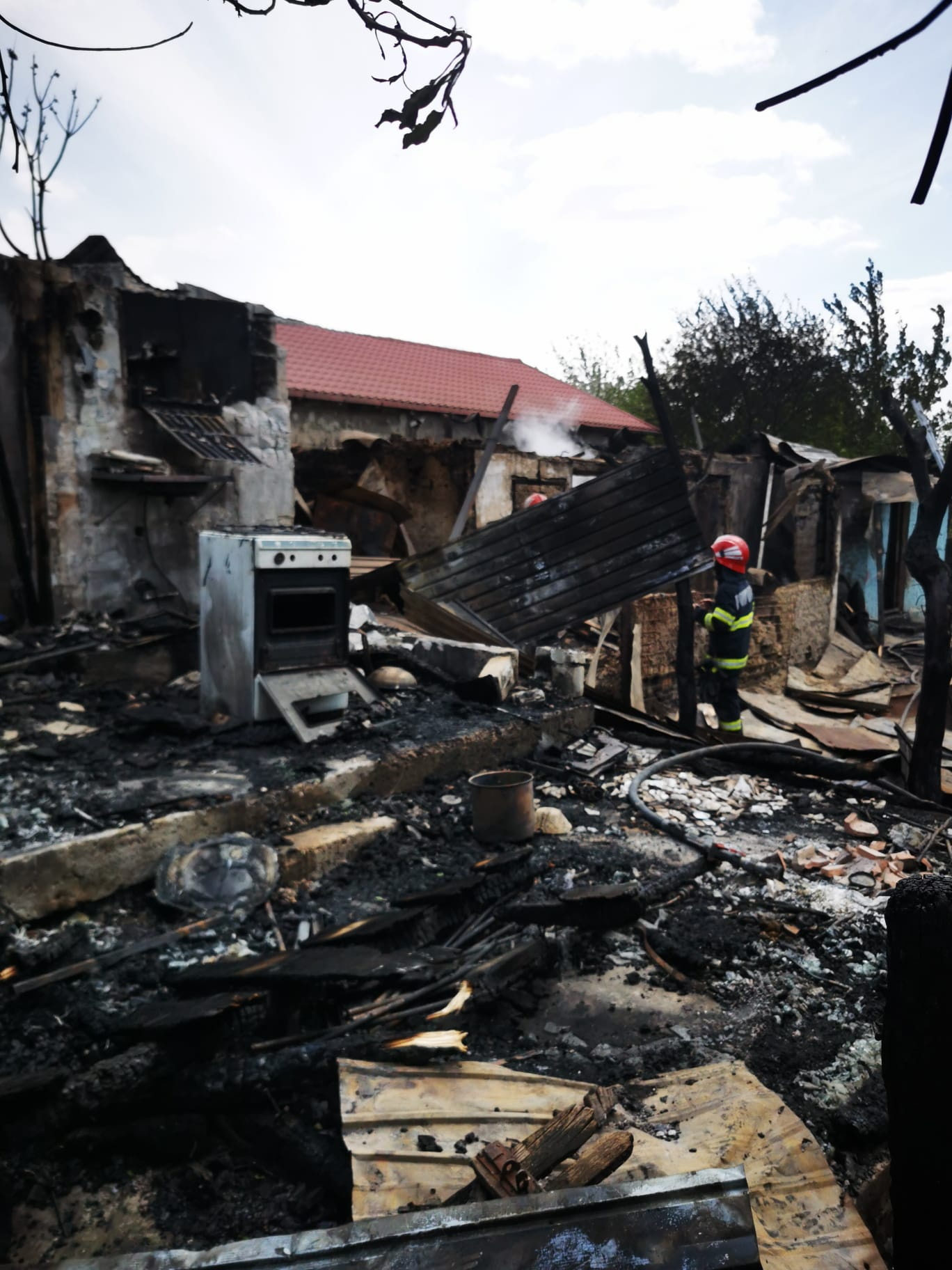 Filmul unui pârjol la doi pași de Galați. Casele ardeau, pompierii se chinuiau să scoată apă