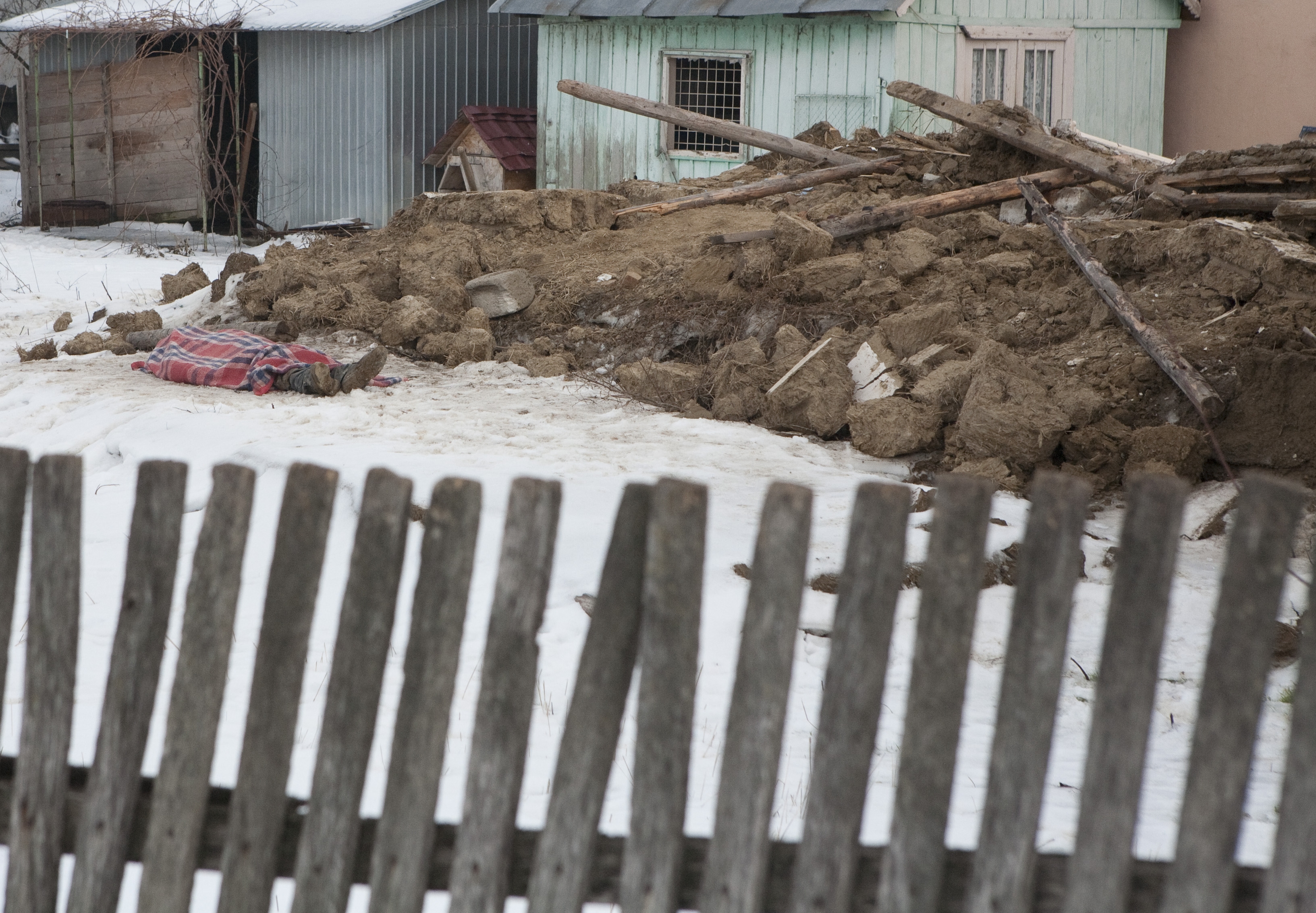 Tragedie la Cosmeşti: Bărbat mort sub dărâmăturile unei case