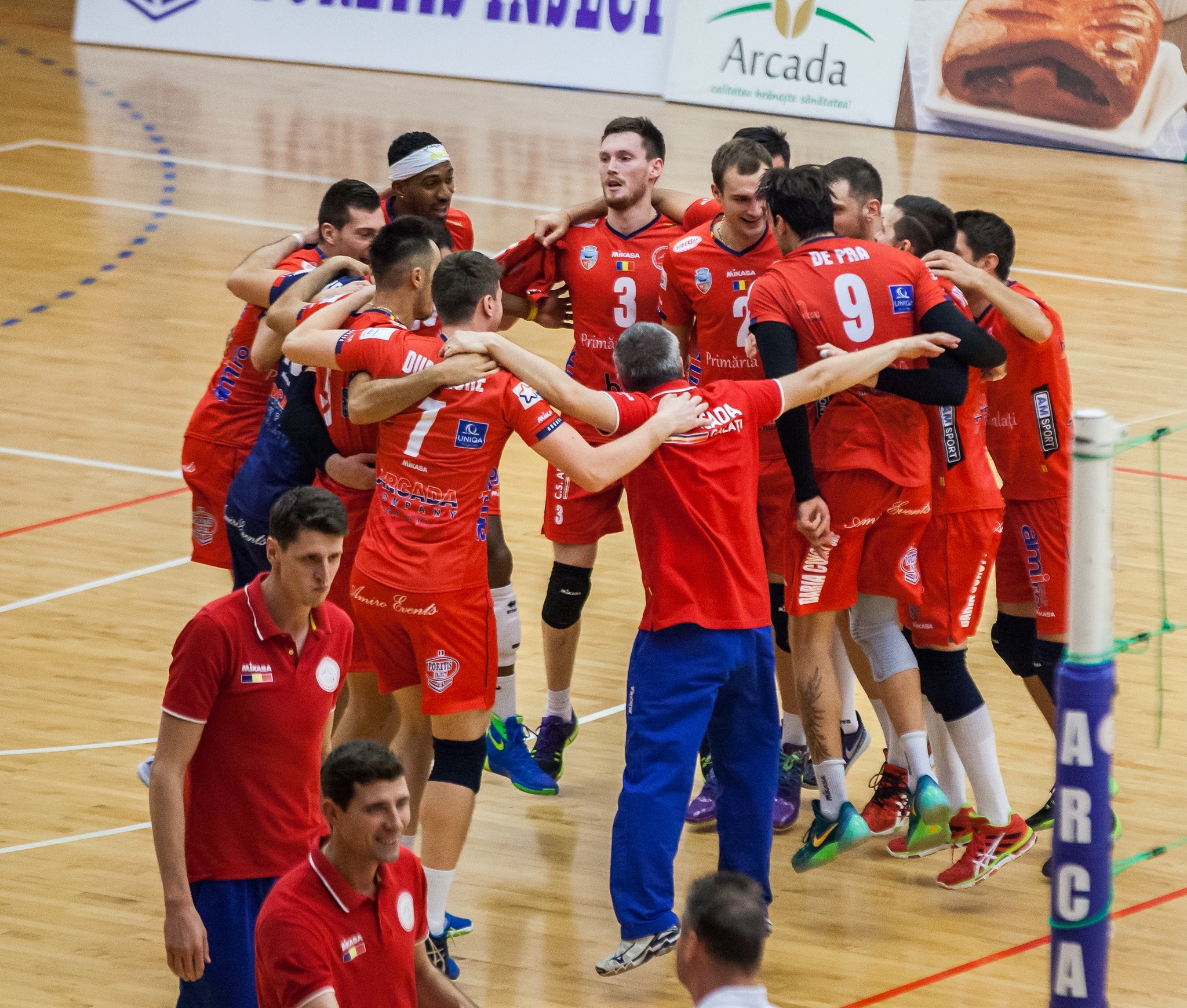 VOLEI/ Arcada a luat două seturi în Cehia şi e în optimile Challenge Cup