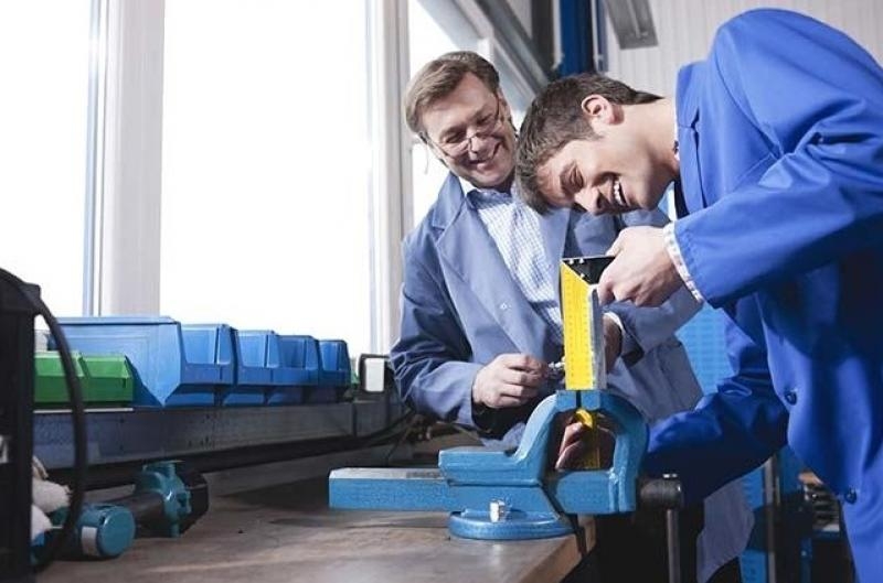 Avantaje pentru angajatori şi angajaţi: Ucenicie pe banii statului