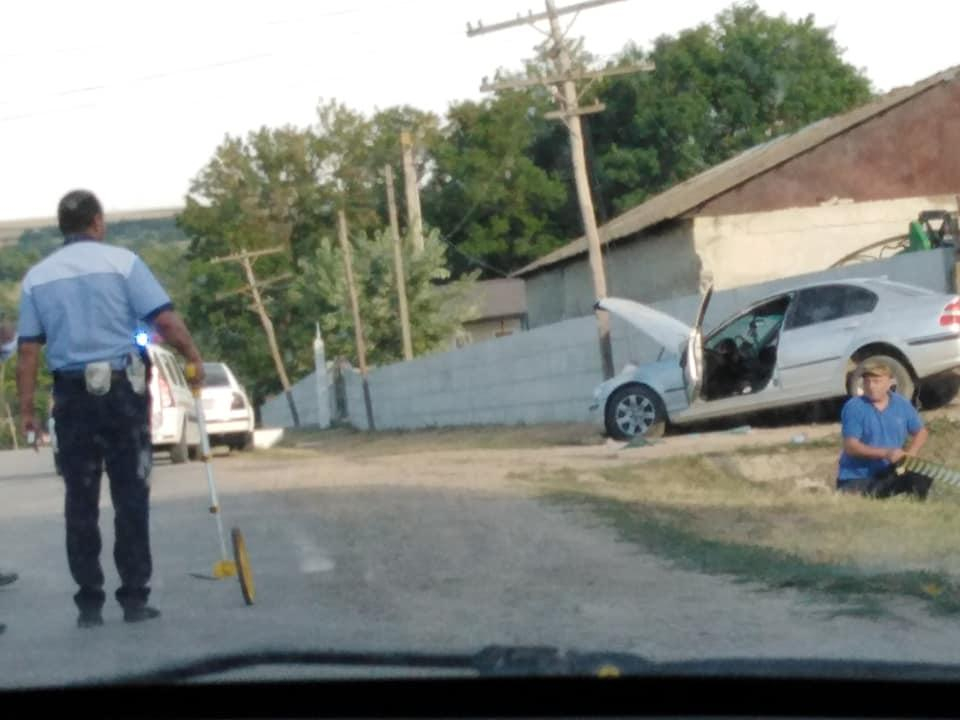 O şoferiţă începătoare a ratat curba