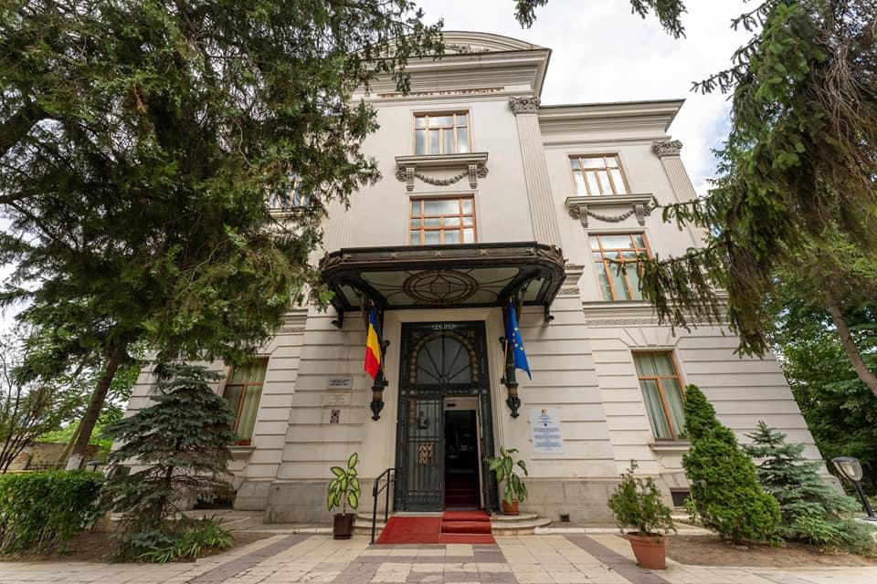 Spațiu de lectură în aer liber, amenajat la „V. A. Urechia”