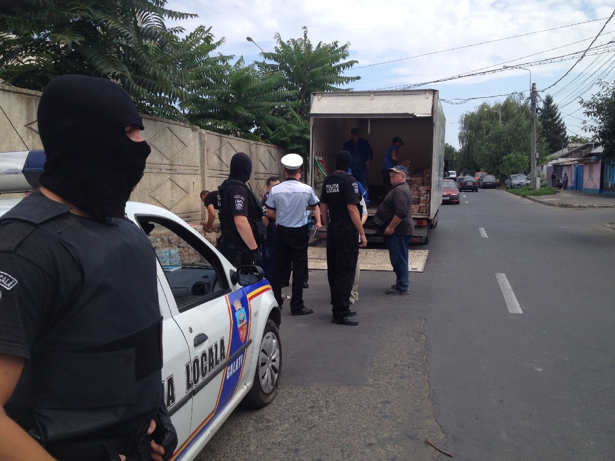 Poliţişti AMENINŢAŢI cu topoarele de HOŢII de cărămidă, în zona Mehid