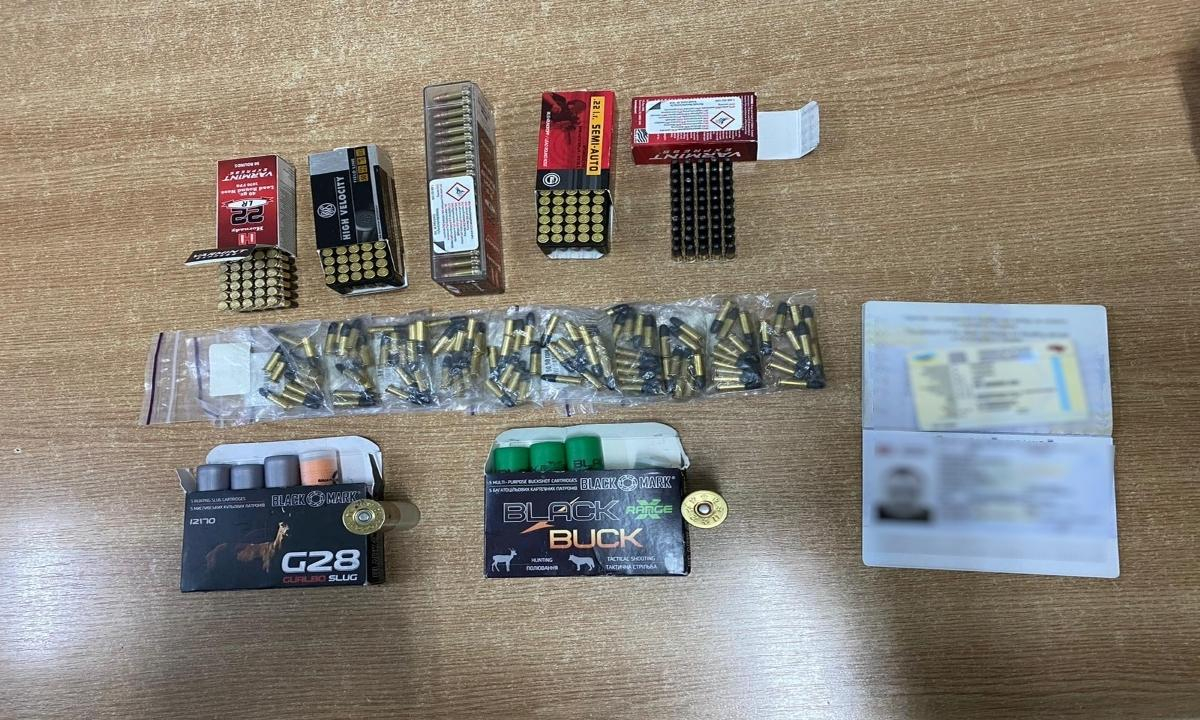 Dosar penal după ce şi-a uitat cartuşele în maşină