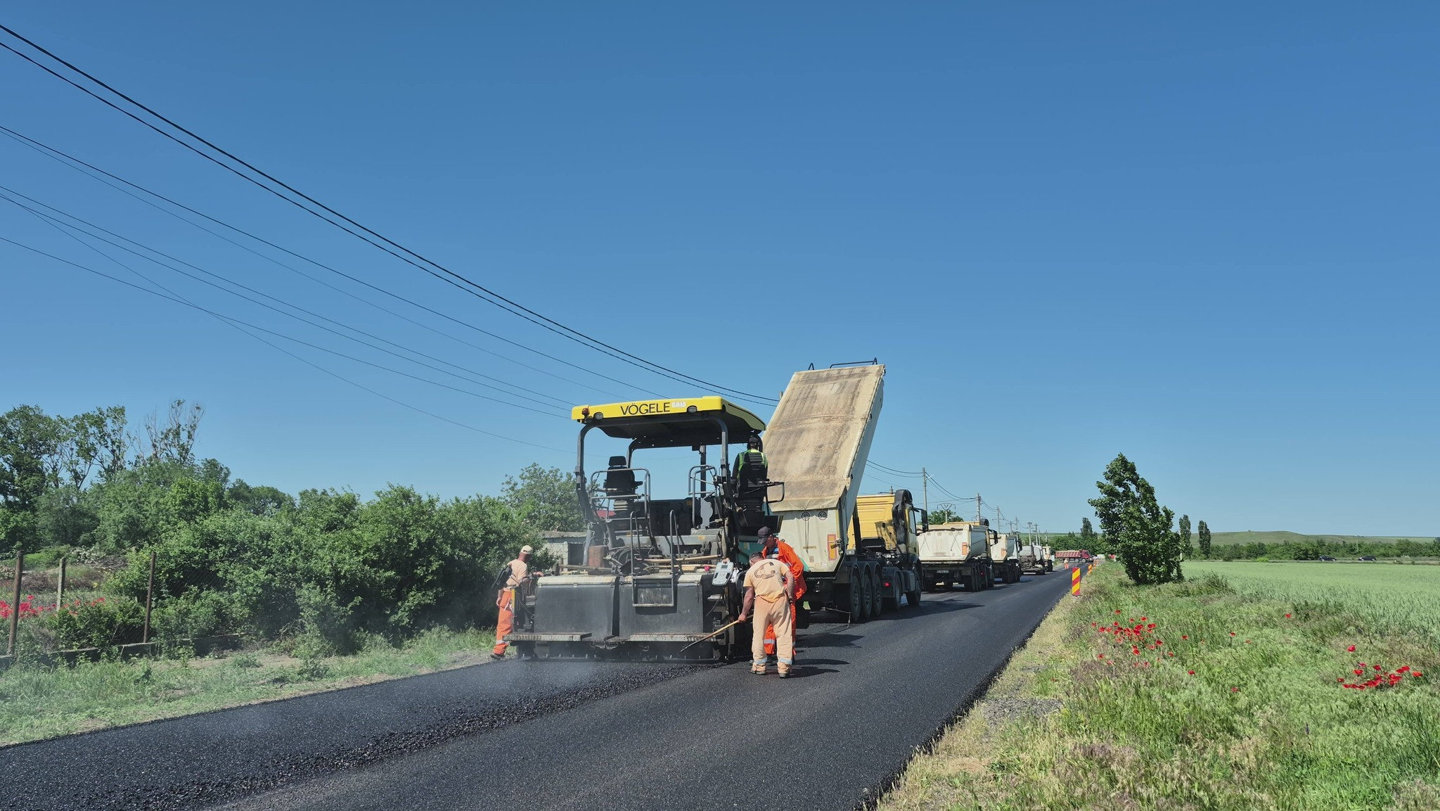 Asfalt nou și condiții mai bune de trafic pe DJ 240, la Țigănești