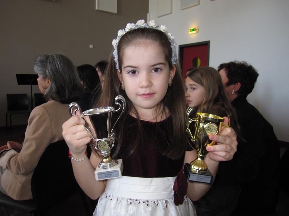 La 6 ani, are deja 18 premii: Gălăţeanca Alexandra Mîrzac – pianista care a cucerit Nisa 