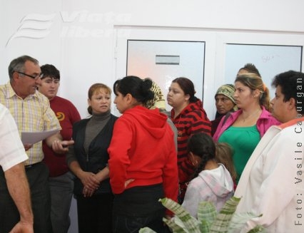 Asistentele sociale din Negrileşti îşi cer banii 