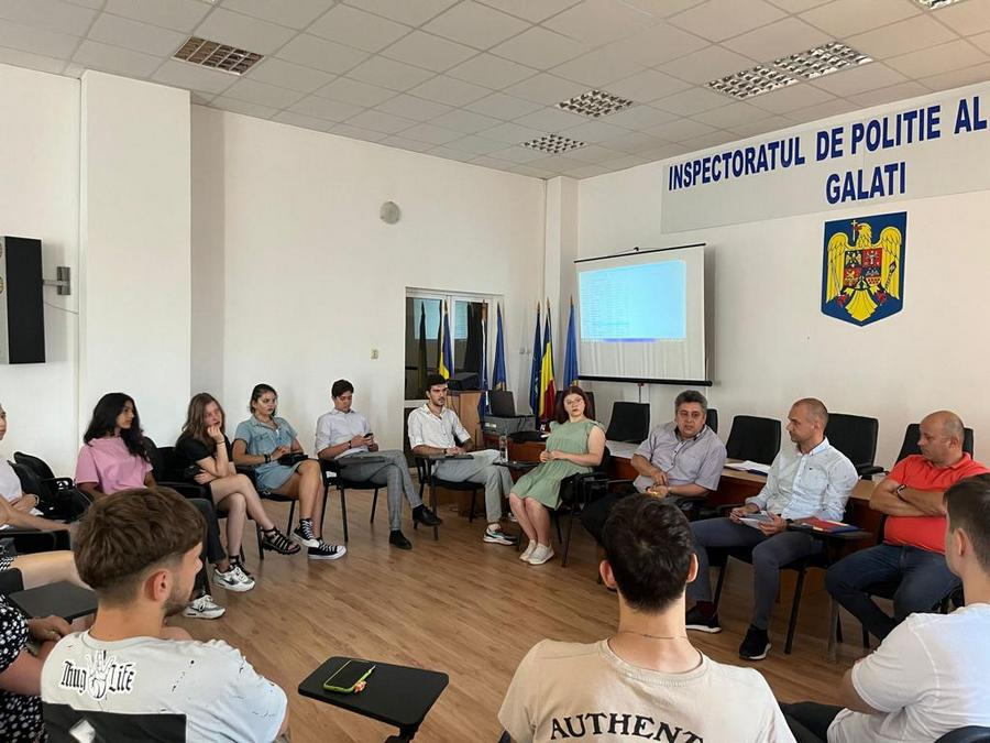 Elevii gălățeni au învățat despre cyberbullying de la polițiști