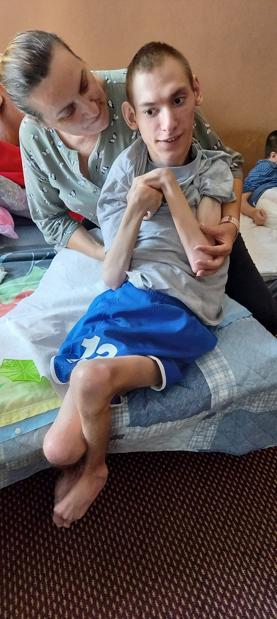 APEL UMANITAR. Un tânăr tetraplegic are nevoie de un scaun de 5.000 de lei pentru a putea fi deplasat