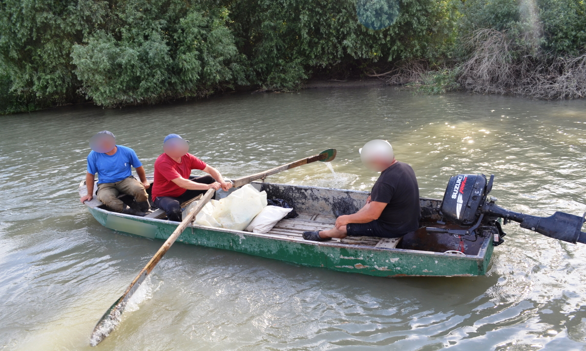 Moldoveni prinşi la pescuit în Prutul românesc