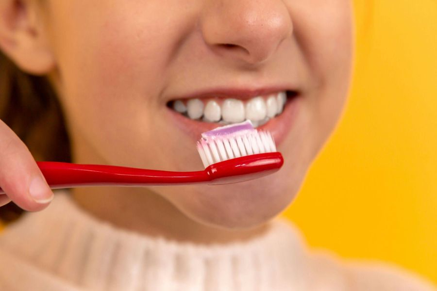 Microbiomul oral: când sănătatea gurii începe cu echilibrul bacterian, nu doar cu periuța de dinți