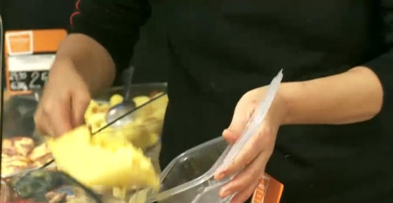 CONTROALE ale inspectorilor sanitari. Sute de kilograme de MÂNCARE EXPIRATĂ, în magazine