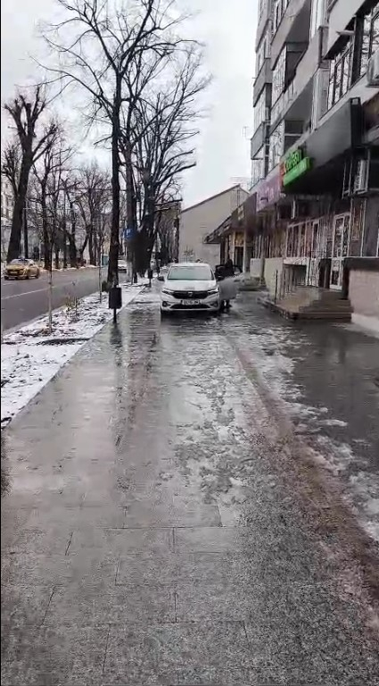 Un taximetrist a parcat pe trotuar la Parfumul Teilor, ca să intre în magazin (VIDEO)