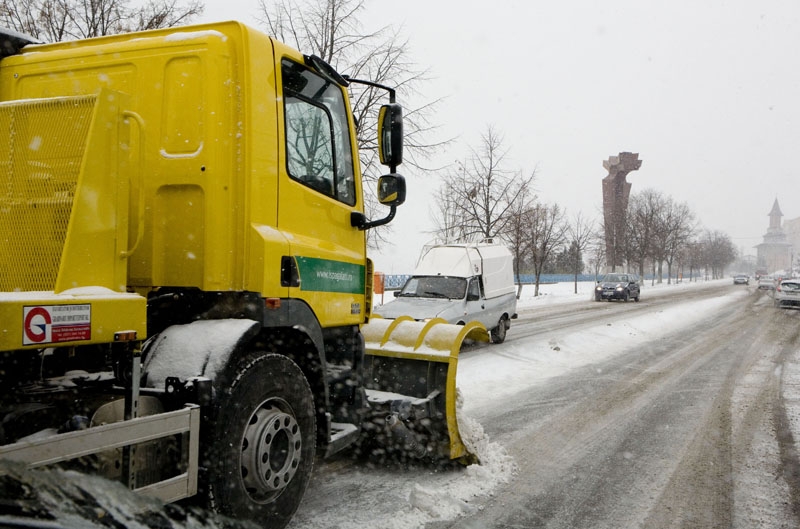 Trafic dificil pe străzile din Galaţi - Primăria acţionează cu 35 de utilaje de deszăpezire