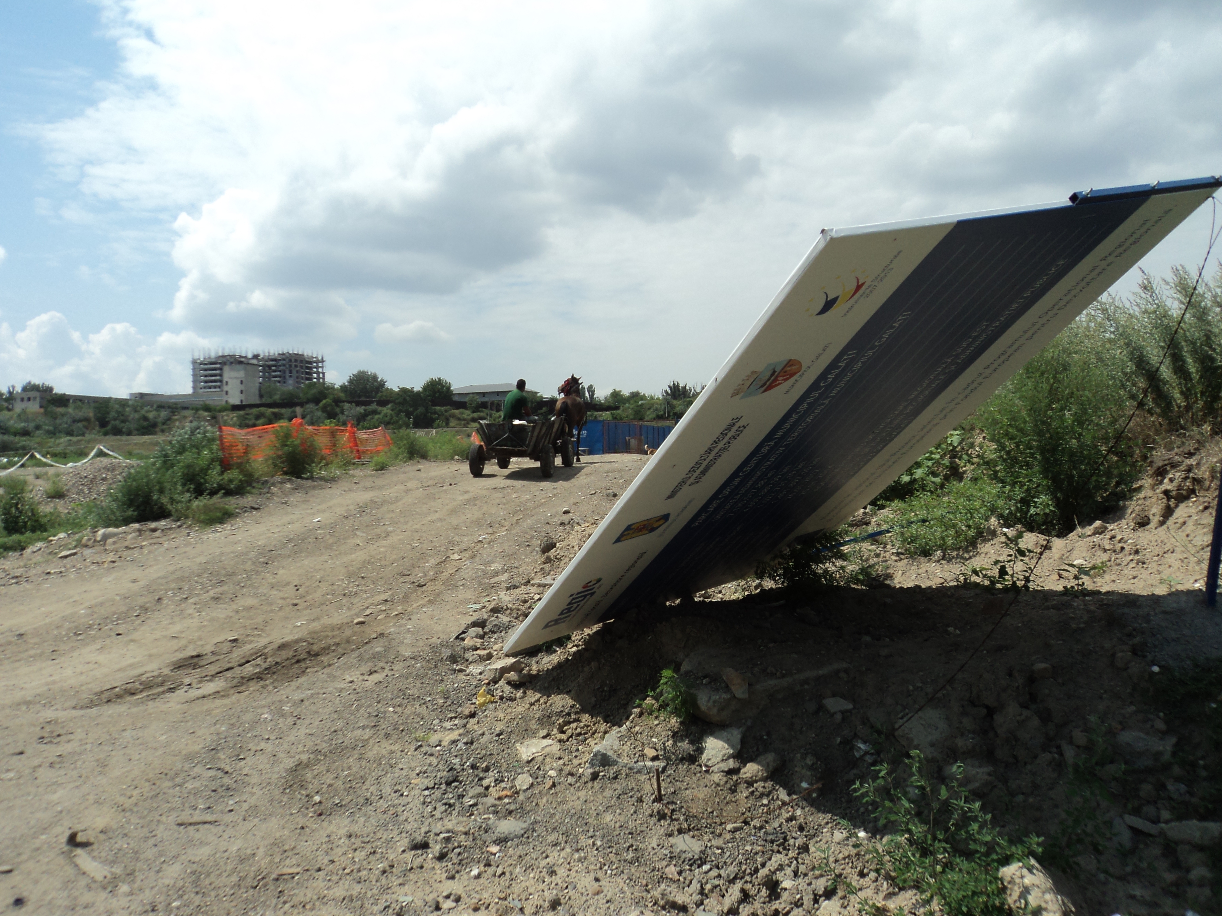 Lucrări blocate de jumătate de an: Parcarea de tiruri va ieşi din "moarte clinică"