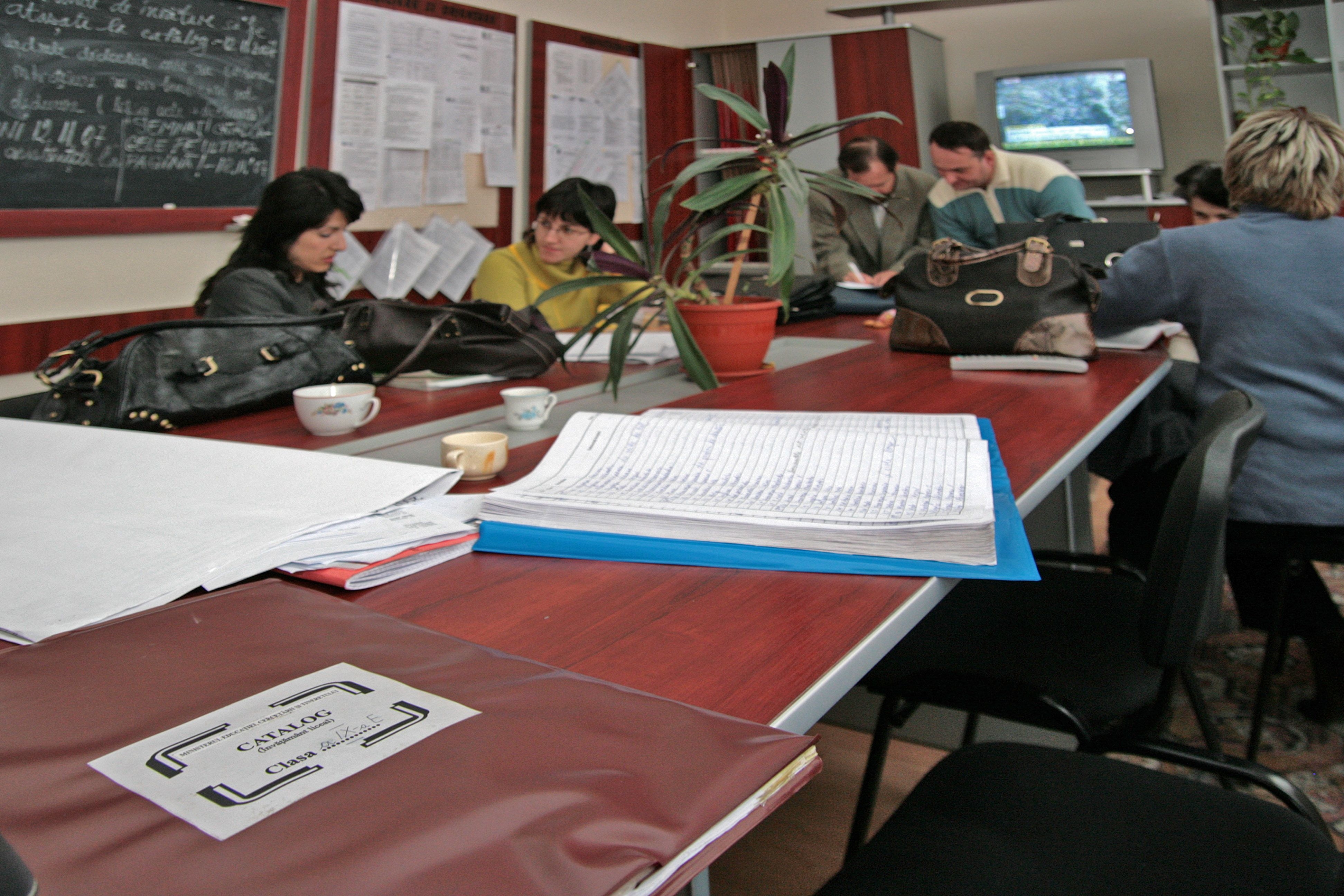 Codul de etică în proiect: Profesorii nu mai au voie să facă meditaţii cu elevii proprii