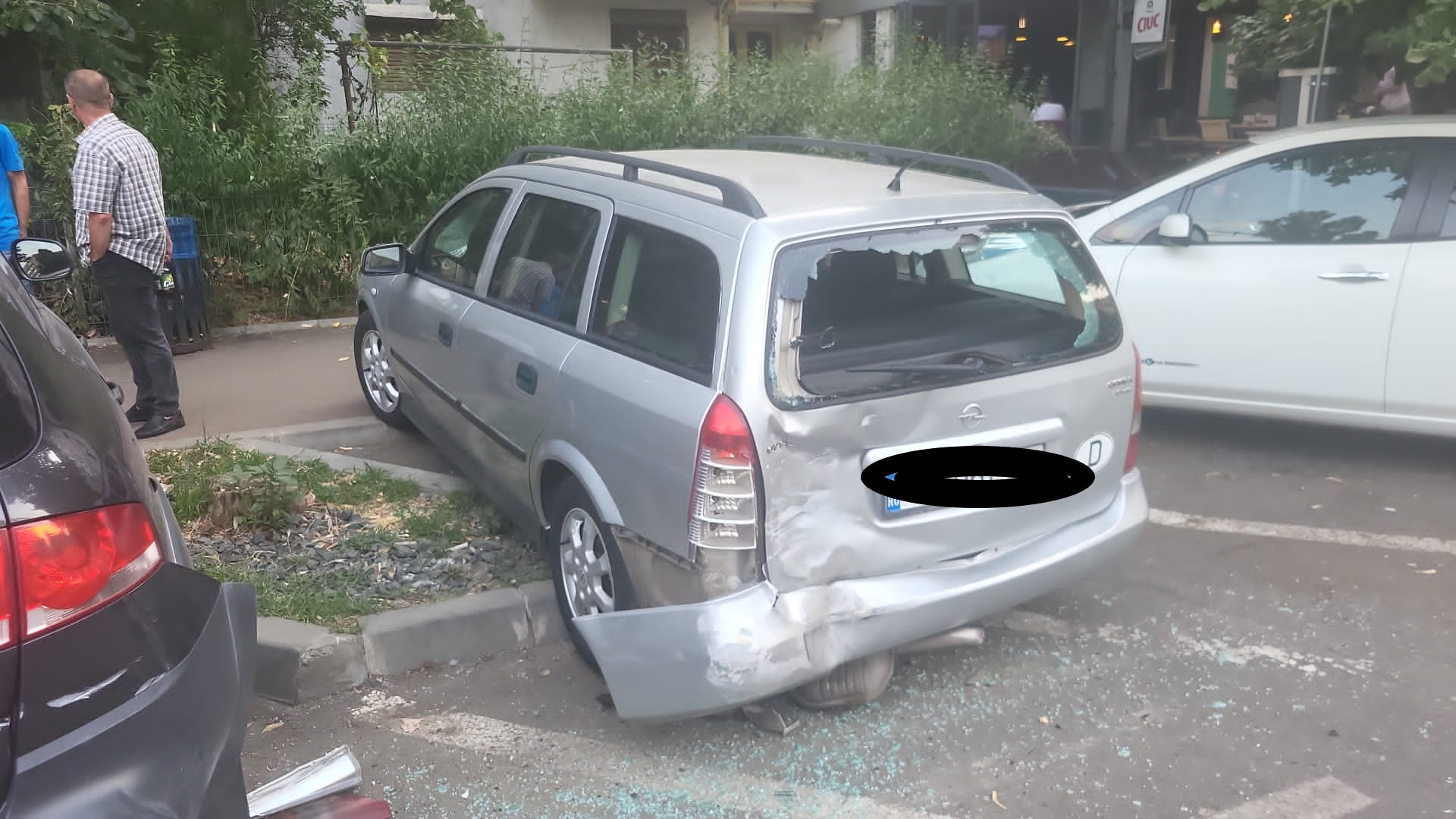 Șoferul unei mașini de ride-sharing a făcut praf o parcare