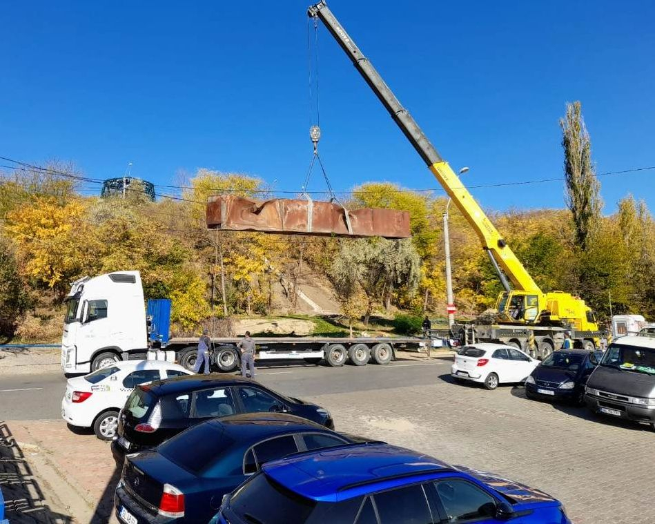 Sculptura „Omagiu lui Brâncuşi” nu mai rugineşte în iarbă