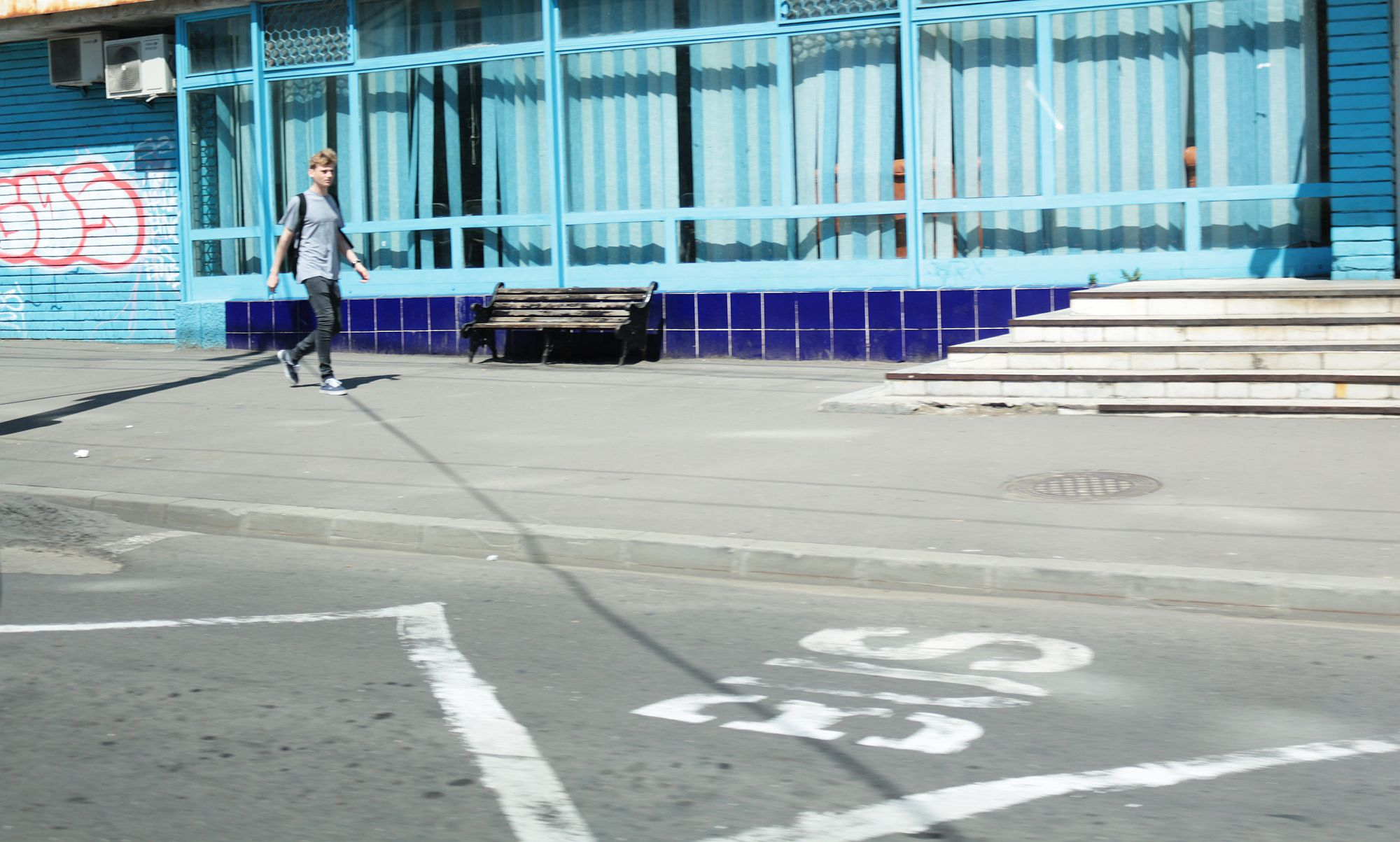 STAȚII de autobuz din Galați lăsate în soare