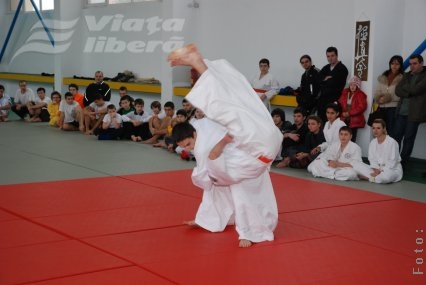 Kagami Biraki - Demonstraţie de arte marţiale 