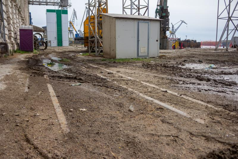 Calea ferată largă și steagurile lui Pristanda