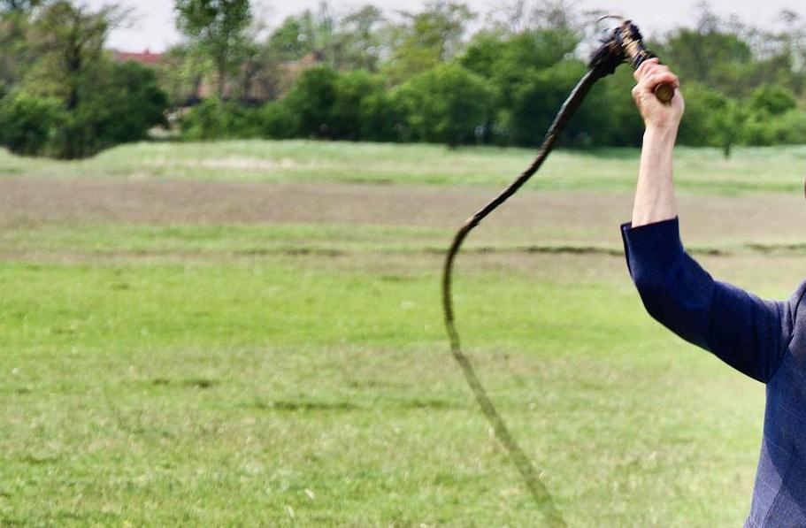 UPDATE: Copil de 11 ani, păcălit cu bani și biciuit de doi bărbați. Agresorii au fost arestați