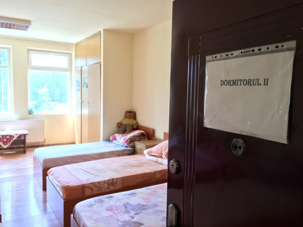 Saltele, pături și treninguri pentru copiii instituționalizați