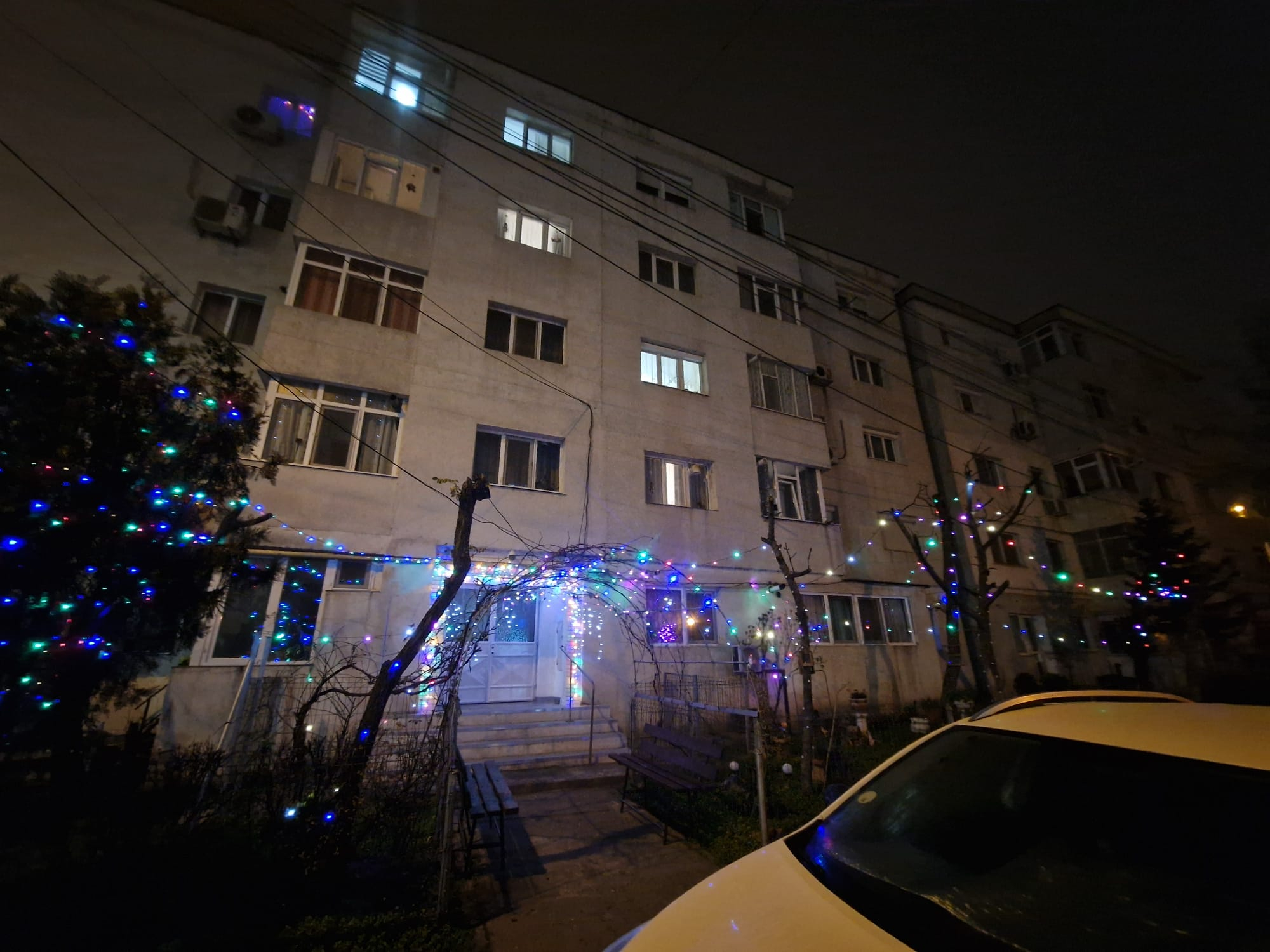 Gălăţenii şi-au împodobit casele şi ferestrele de sărbătoare