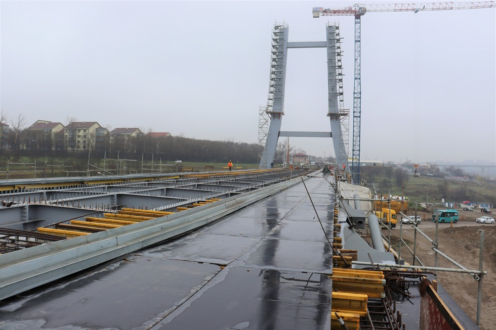 Se trece la montarea hobanelor podului de pe „centura mică”