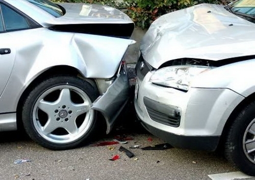 A distrus trei maşini şi a plecat de la locul accidentului