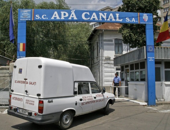 Pensionarii vor PICHETA sediul SC Apă Canal, nemulţumiţi de serviciile societăţii