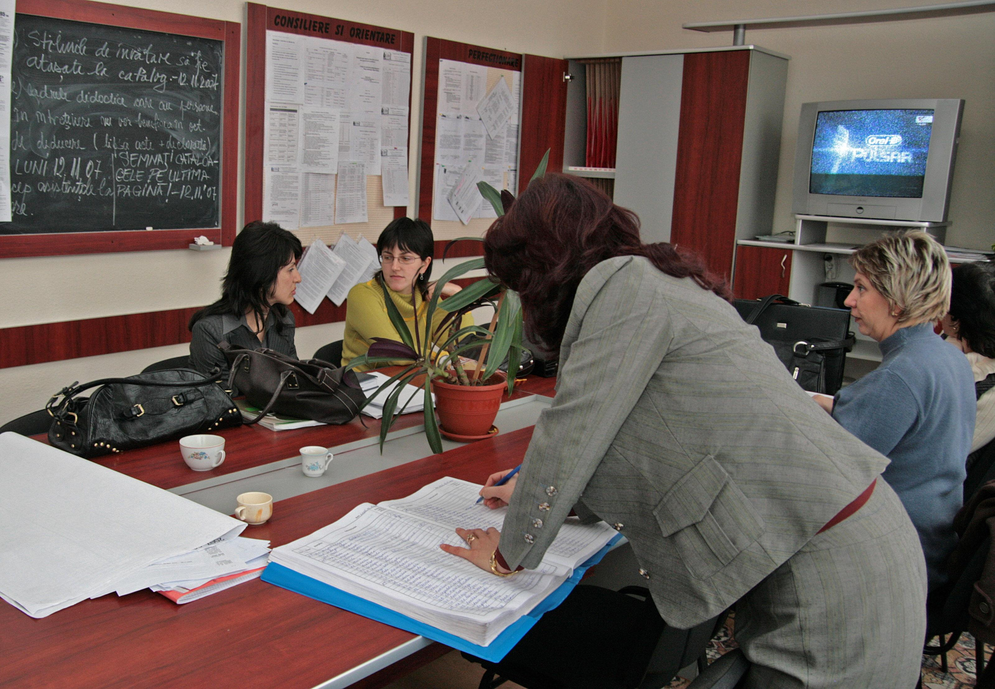 Vin banii pentru cadrele didactice