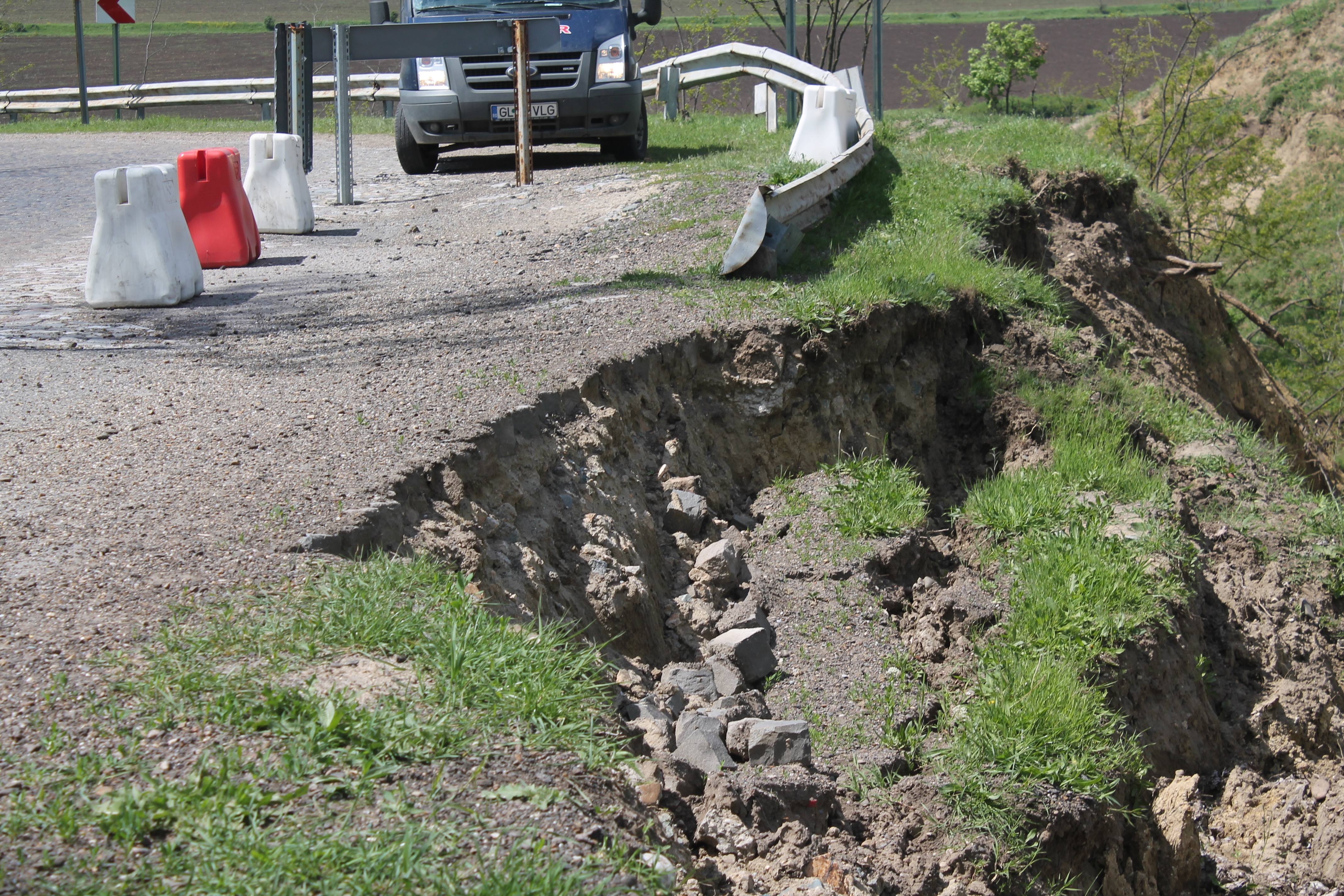 Drumul ÎNGHIŢIT de albia de TORENT „se vindecă” (FOTO)