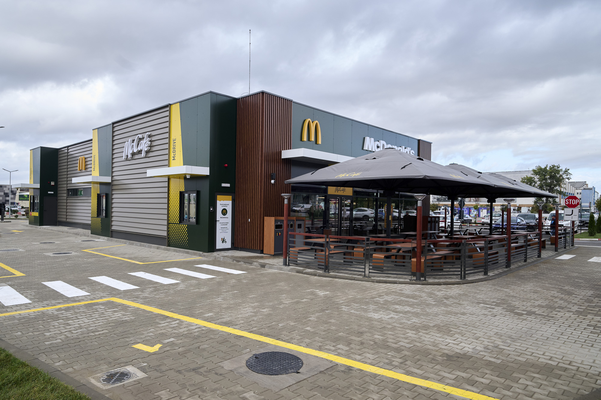 Ecrane digitale pentru comenzi și plăți, la noul McDonald’s din Galați